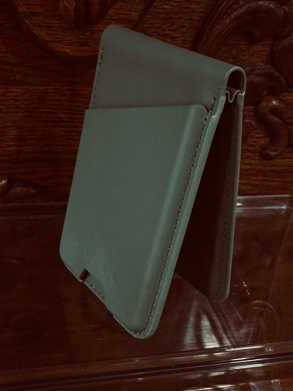 Mujjo Full Leather Folding Magnetic Wallet in Green Smoke - Picture 4 of 7